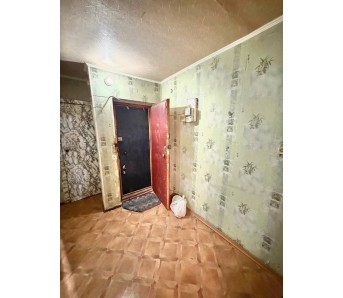 4-комн. квартира, кв-л Комарова 14