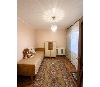 4-комн. квартира, кв-л 50-летия Октября 38