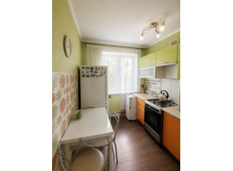 4-комн. квартира, кв-л 50-летия Октября 38
